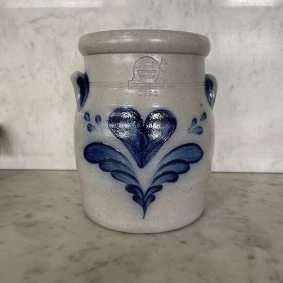 ROWE POTTERY WORKS Salt Glazed Blue Heart Pattern 1990 Crock 8 Cup Capacity - Picture 2 of 16